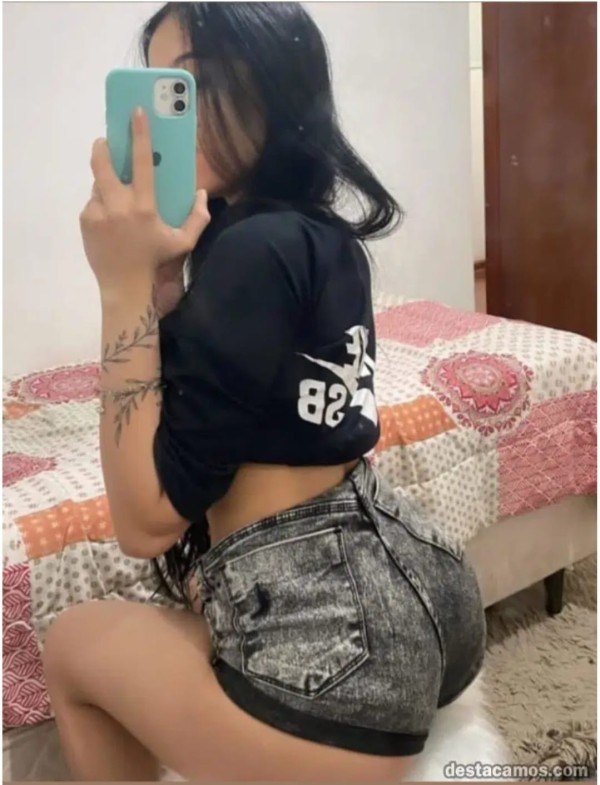 FIESTERA Y COMPLACIENTE LATINA