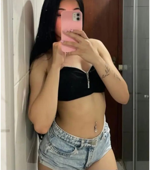 FIESTERA Y COMPLACIENTE LATINA