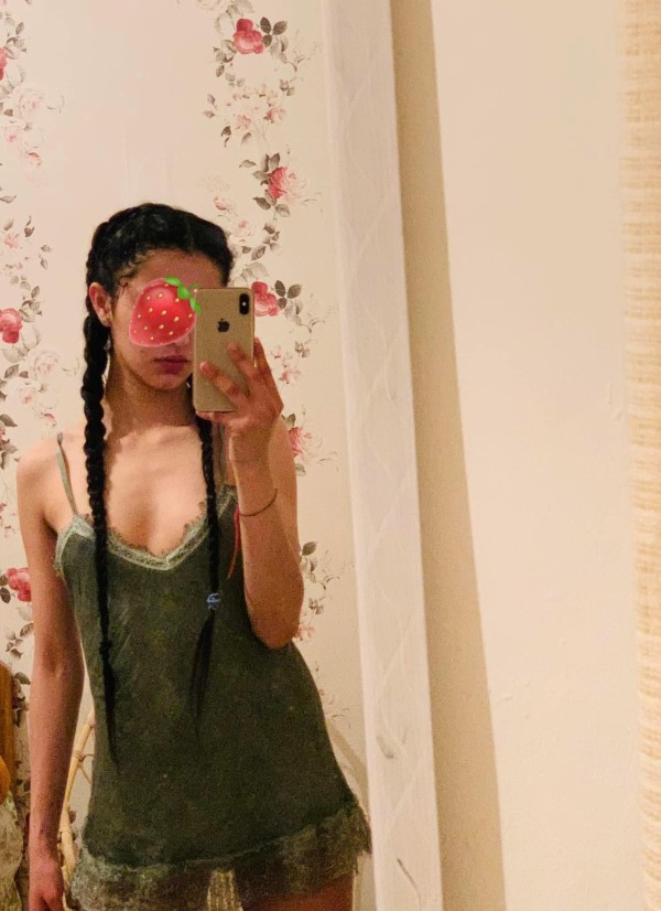 Hermosa chica joven latina en irun