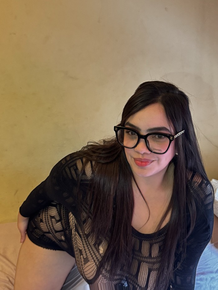 Rica tetona nueva en la ciudad fiestera a tope