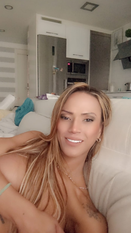 EXQUISITA CHICA TRANS IMPLICADA Y COMPLACIENTE