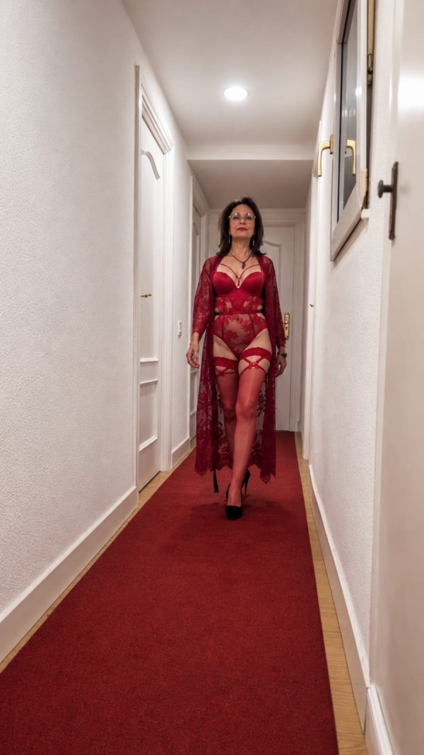 Débora madura, guapa y muy elegante.