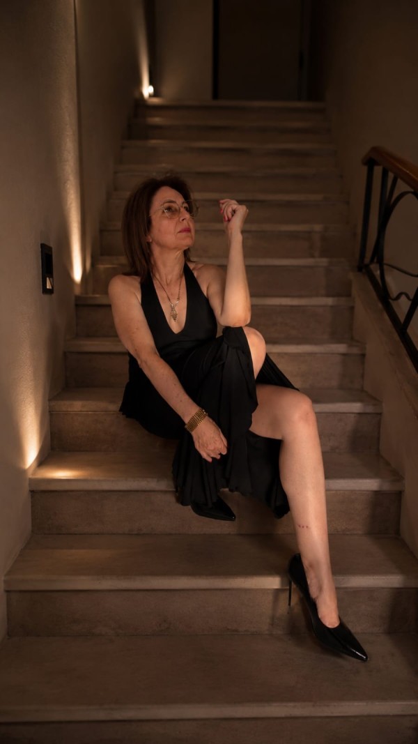 Débora madura, guapa y muy elegante.