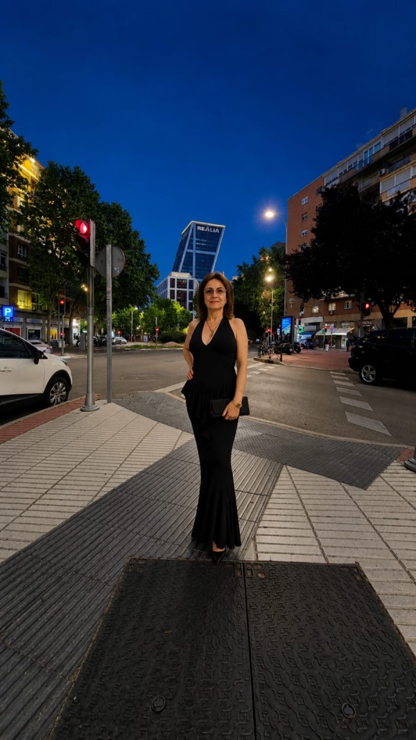 Débora madura, guapa y muy elegante.