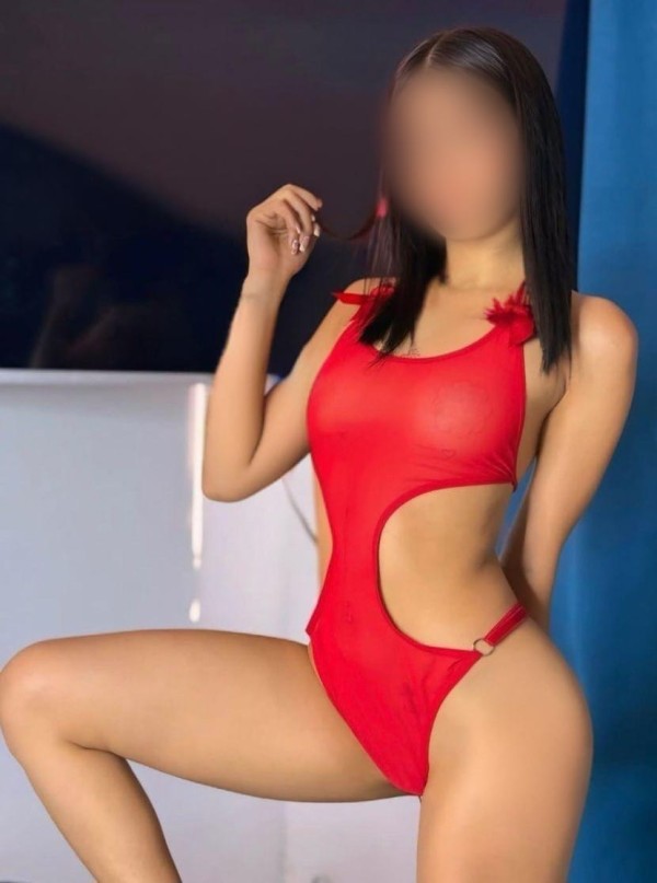 Ana recién llegada también cachonda fiestera