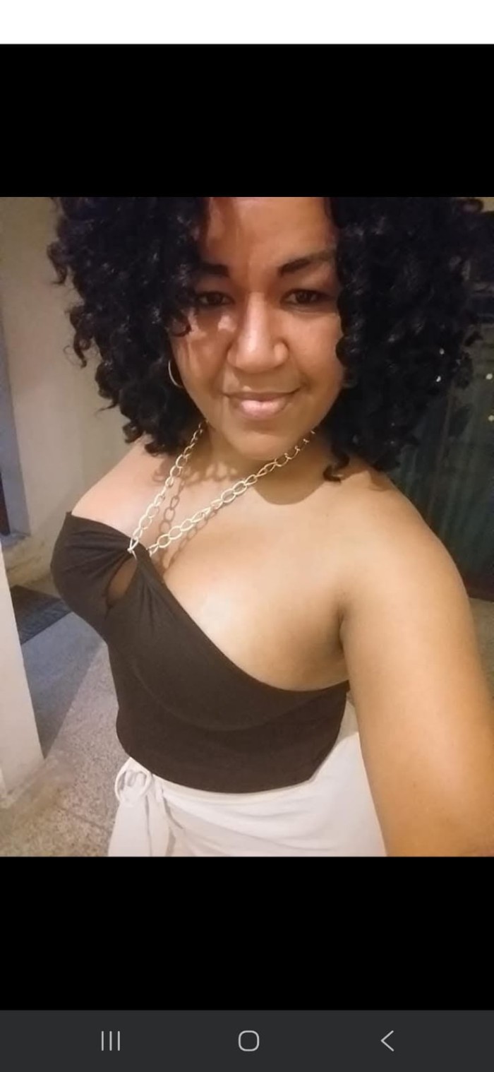 LOLA TU CHICA IDEAL DIVERTIDA Y COMPLACIENTE