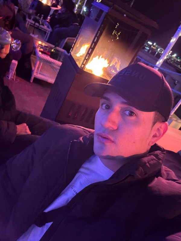 hola soy Camilo un chico ardiente mui cachondo