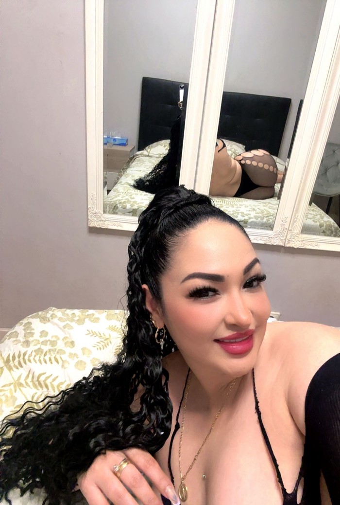REINA DULCE LATINA PELO RIZADO CON GANAS DE TODO!