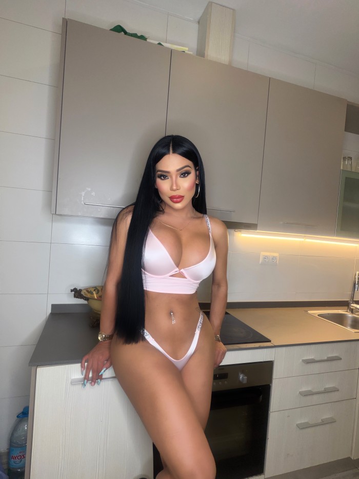 Chica trans morenaza en Torremolinos dotada