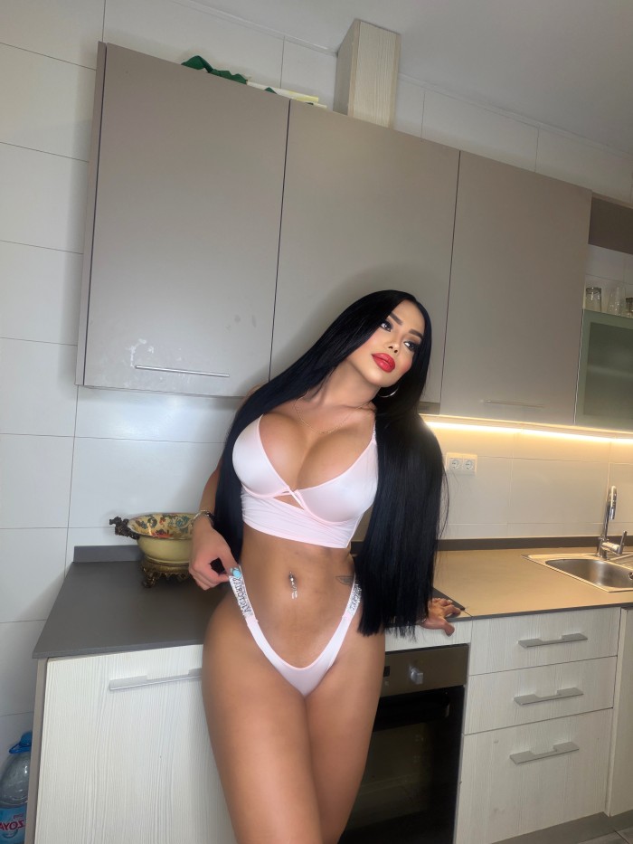 Chica trans morenaza en Torremolinos dotada