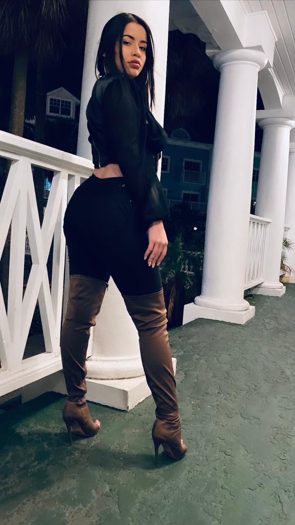 SOY LA CHICA IDEL PARA ALEGRAR TU DIA