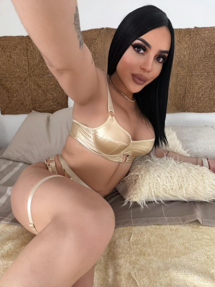 Vanesa BELLEZA COLOMBIANA CON GRAN SORPRESA