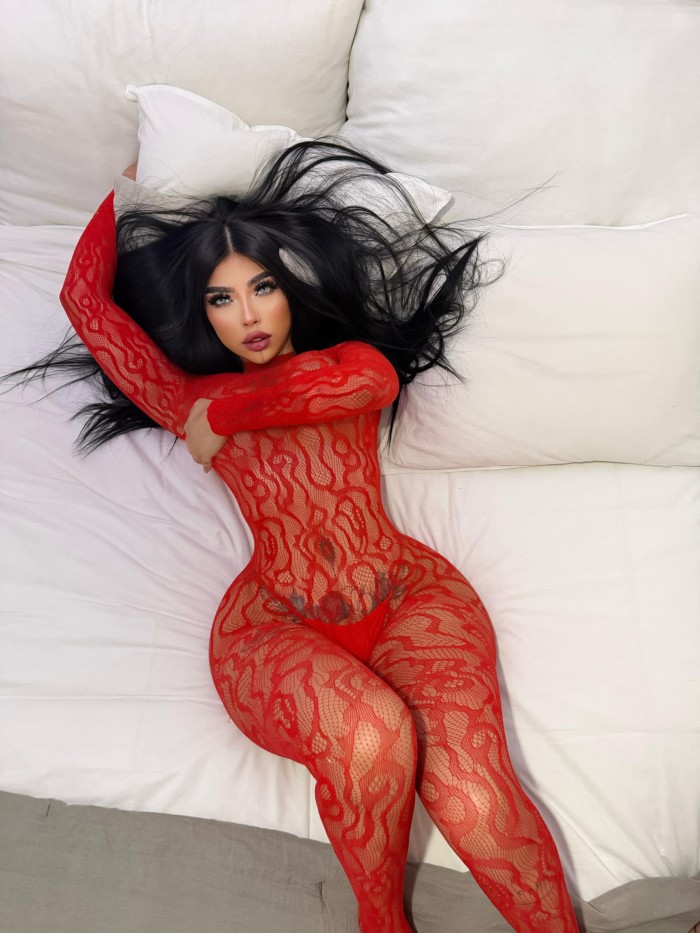 SASHA – VENEZOLANA FOGOSA EN PUERTO BANÚS