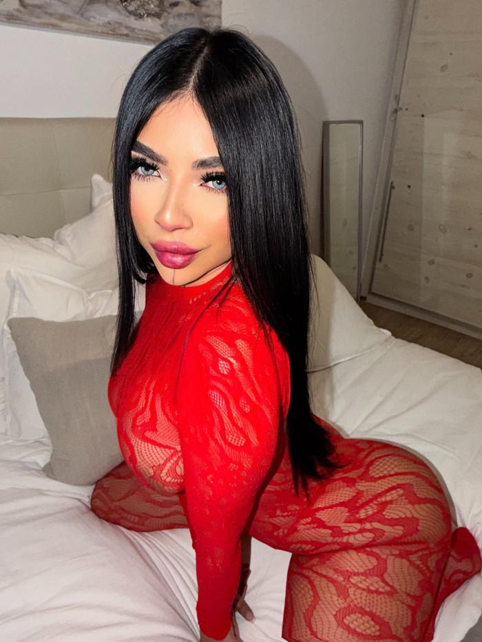 SASHA – VENEZOLANA FOGOSA EN PUERTO BANÚS