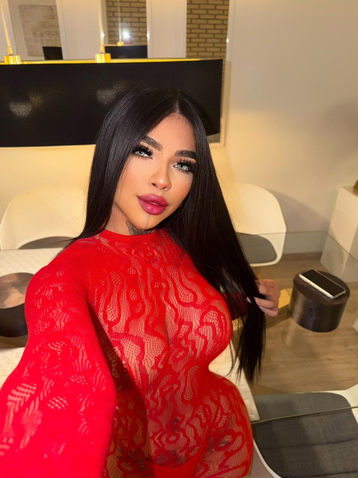 SASHA – VENEZOLANA FOGOSA EN PUERTO BANÚS