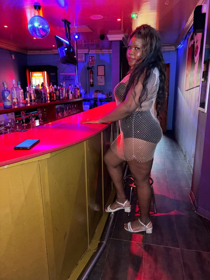 EN FIGUERES CHICA TRANS SIN LIMITES DISPUESTA