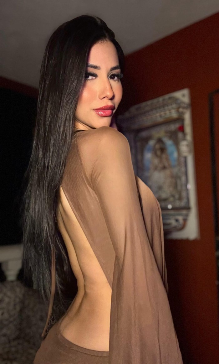 JOVEN LATINA CARIÑOSA Y CALIENTE