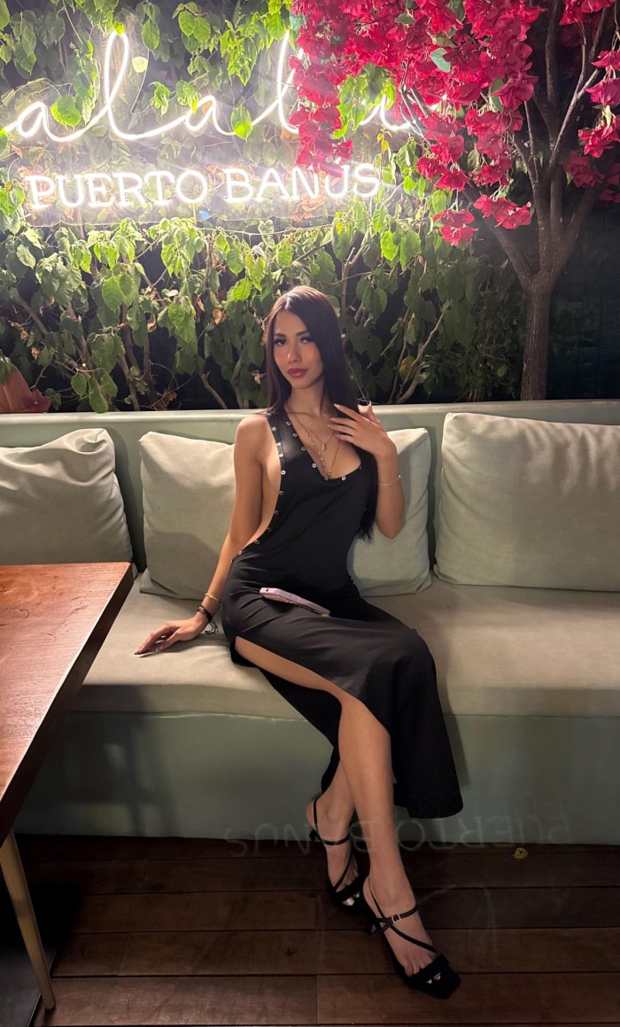 JOVEN LATINA CARIÑOSA Y CALIENTE
