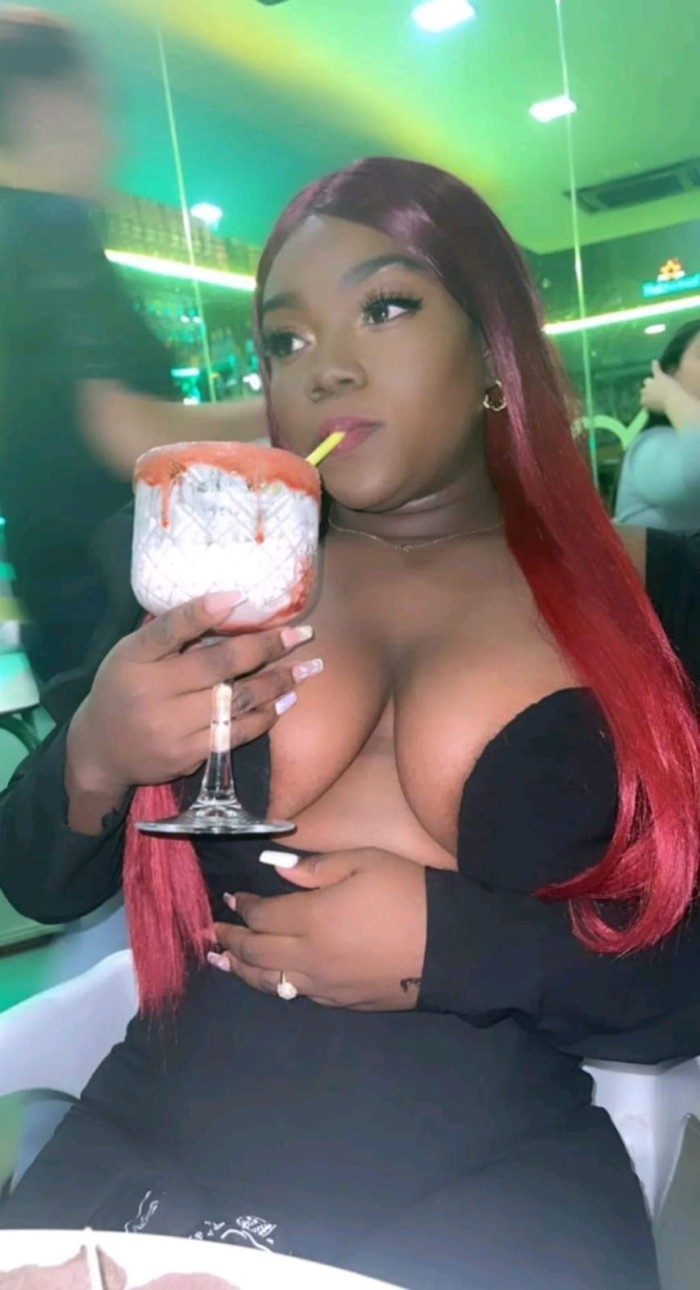 Latina exuberante de tetas XXL y coño aguantador