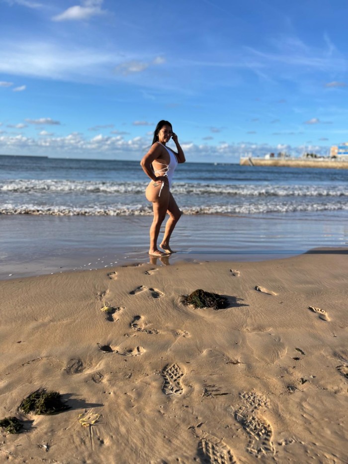 Morenaza fiestera, tetas naturales súper cachonda