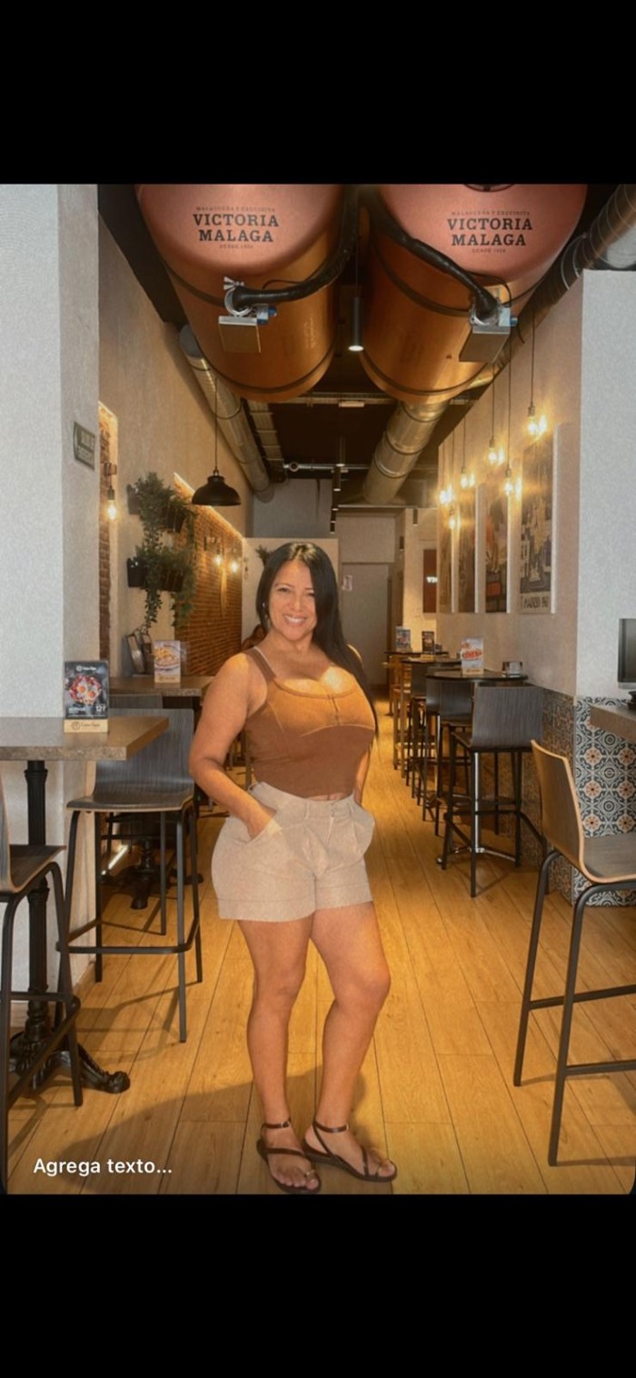 Morenaza fiestera, tetas naturales súper cachonda
