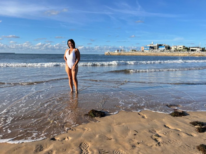Morenaza fiestera, tetas naturales súper cachonda