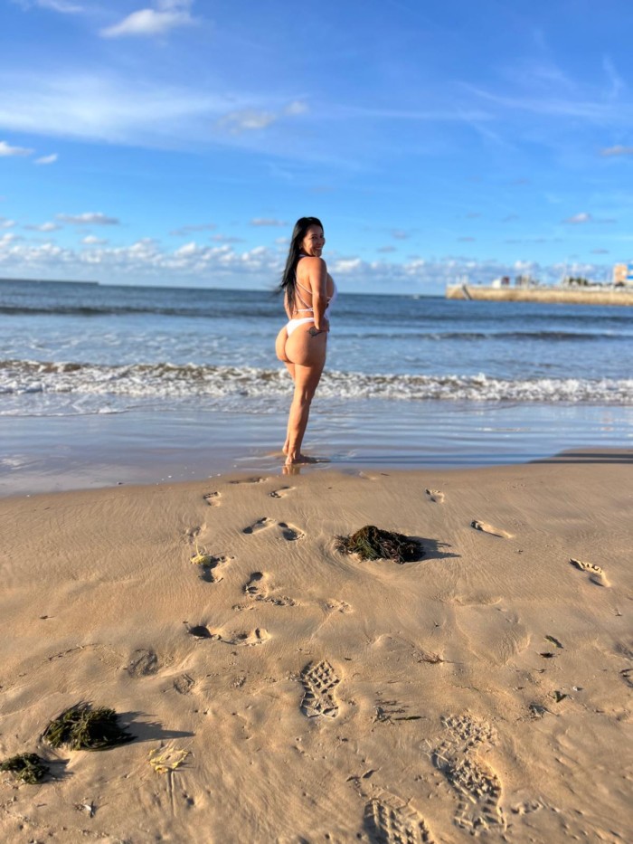 Morenaza fiestera, tetas naturales súper cachonda