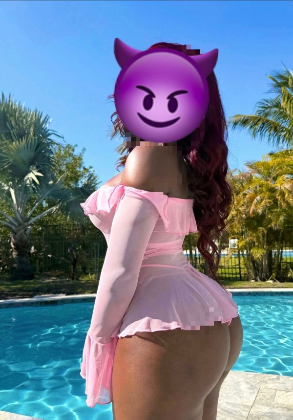 Morena exótica y muy jovencita
