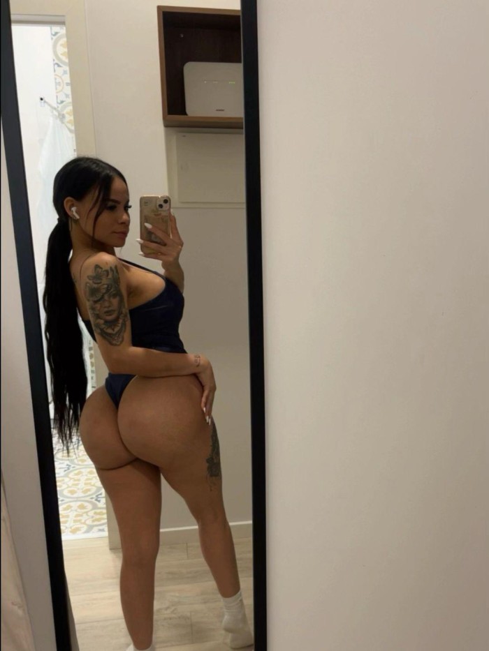 KIARA EXÓTICA Y CACHONDA LATINA EN PUERTO BANUS