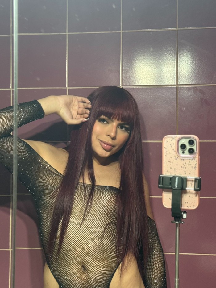 Trans colombiana juguetona en la cama