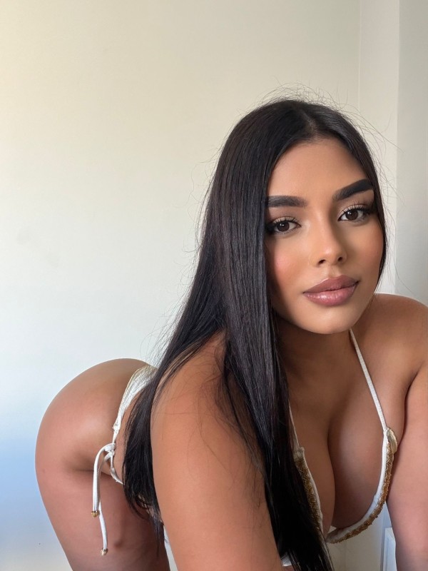 SOFÍA RECIÉN LLEGADA FIESTERA