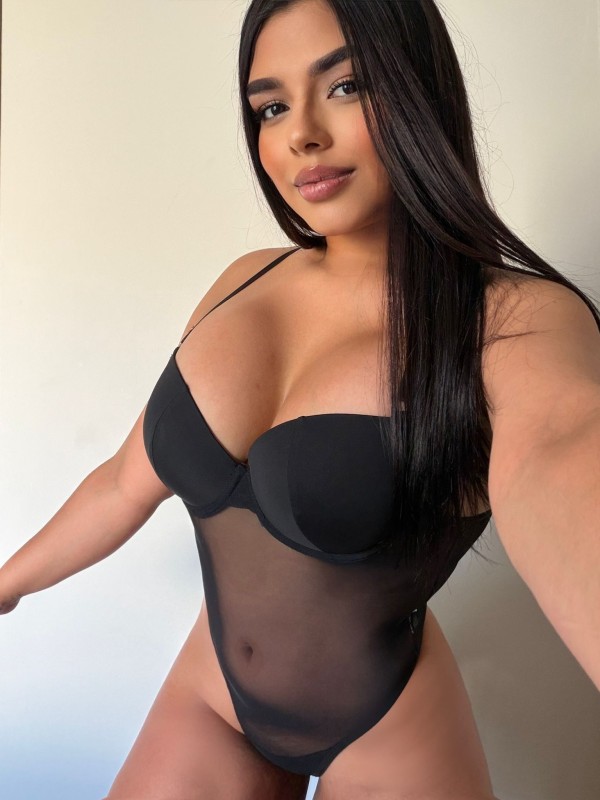 SOFÍA RECIÉN LLEGADA FIESTERA