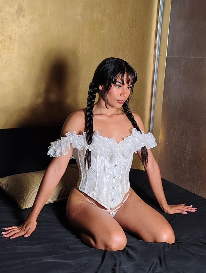 DELGADITA BIEN MOJADITA Y ESTRECHITA