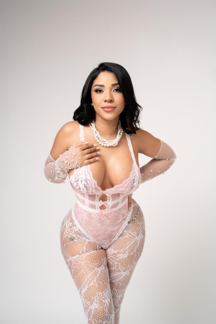 HERMOSA LATINA CALIENTE Y JUGOSITA PARA TI