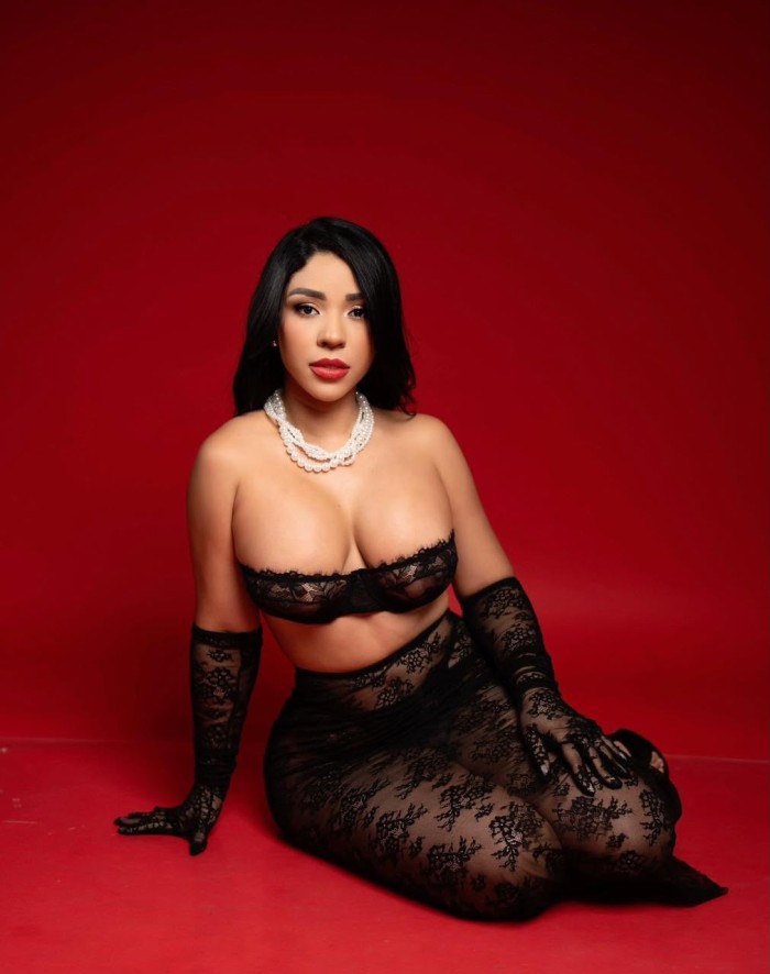 HERMOSA LATINA CALIENTE Y JUGOSITA PARA TI