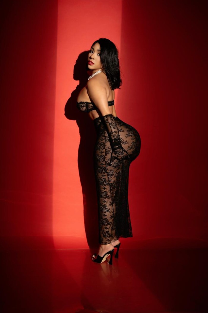 HERMOSA LATINA CALIENTE Y JUGOSITA PARA TI