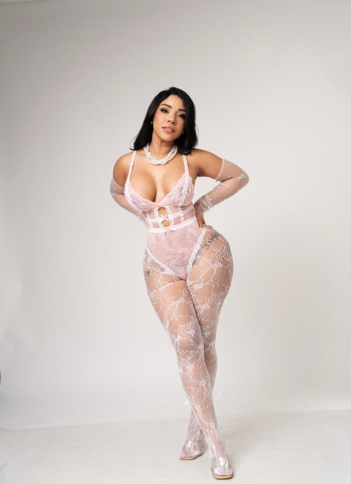 HERMOSA LATINA CALIENTE Y JUGOSITA PARA TI