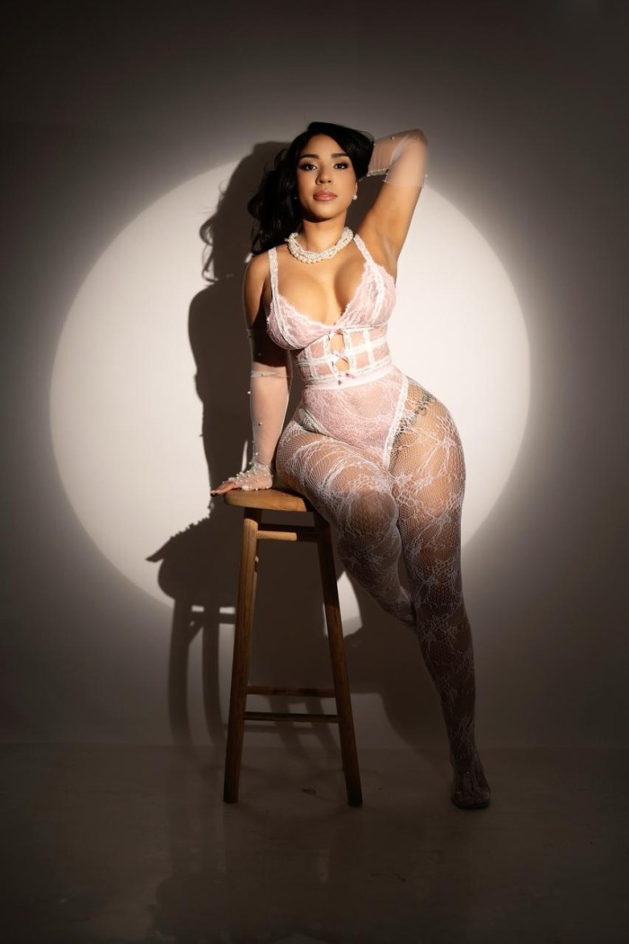 HERMOSA LATINA CALIENTE Y JUGOSITA PARA TI