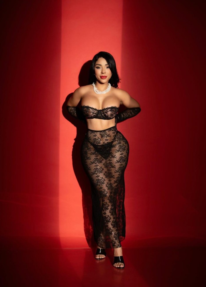 HERMOSA LATINA CALIENTE Y JUGOSITA PARA TI