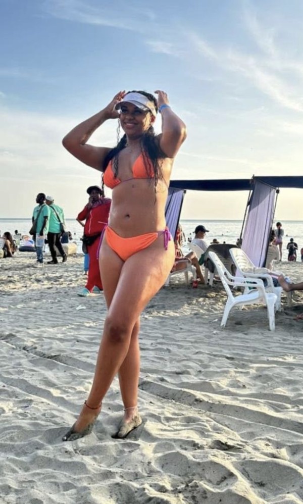 Preciosa morenita tatuada muy caliente