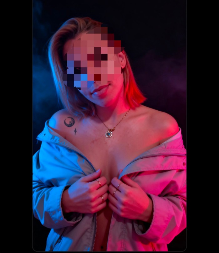 Jovencita ardiente juguetona