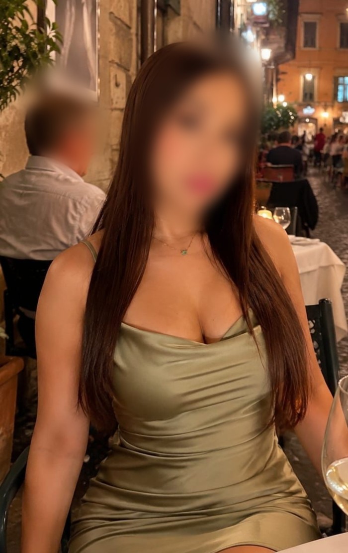LATINA DE LUJO EXPLOSIVA Y JUGUETONA