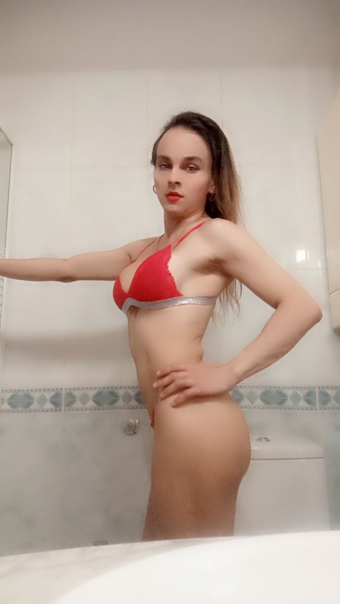 CHICA TRANS ARDIENTE CACHONDA IMPLICADA DESEOSA DE PLACER