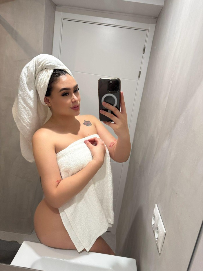 JOVENCITA CON COÑO PEQUEÑO Y MOJADO
