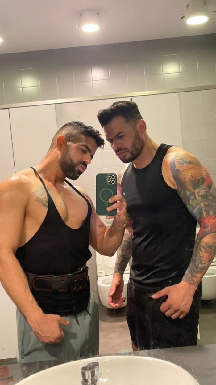 Dos latinos pollones un fuego en la cama