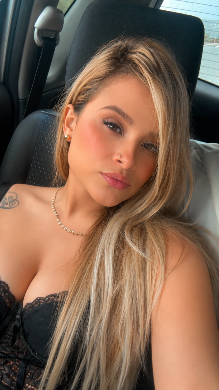 ISABELA HERMOSA  Y CALIDA RUBIA PARA DISFRUTAR