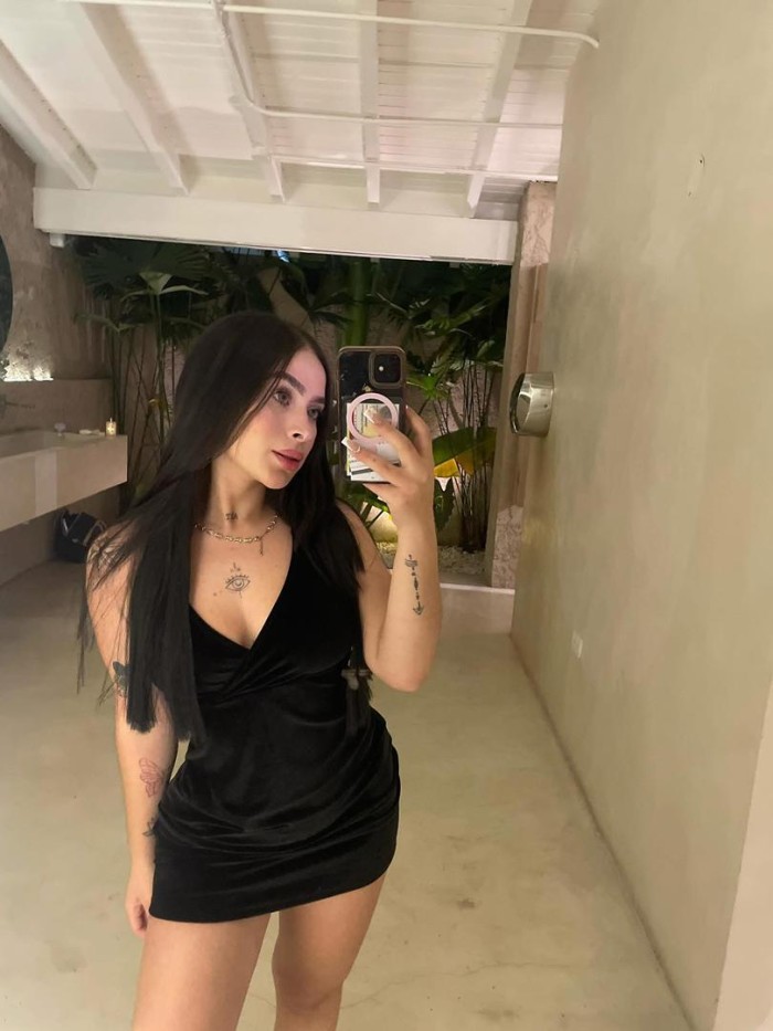 Joven elegante sensual y cariñosa venezolana