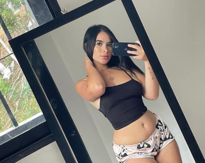 Joven elegante sensual y cariñosa venezolana