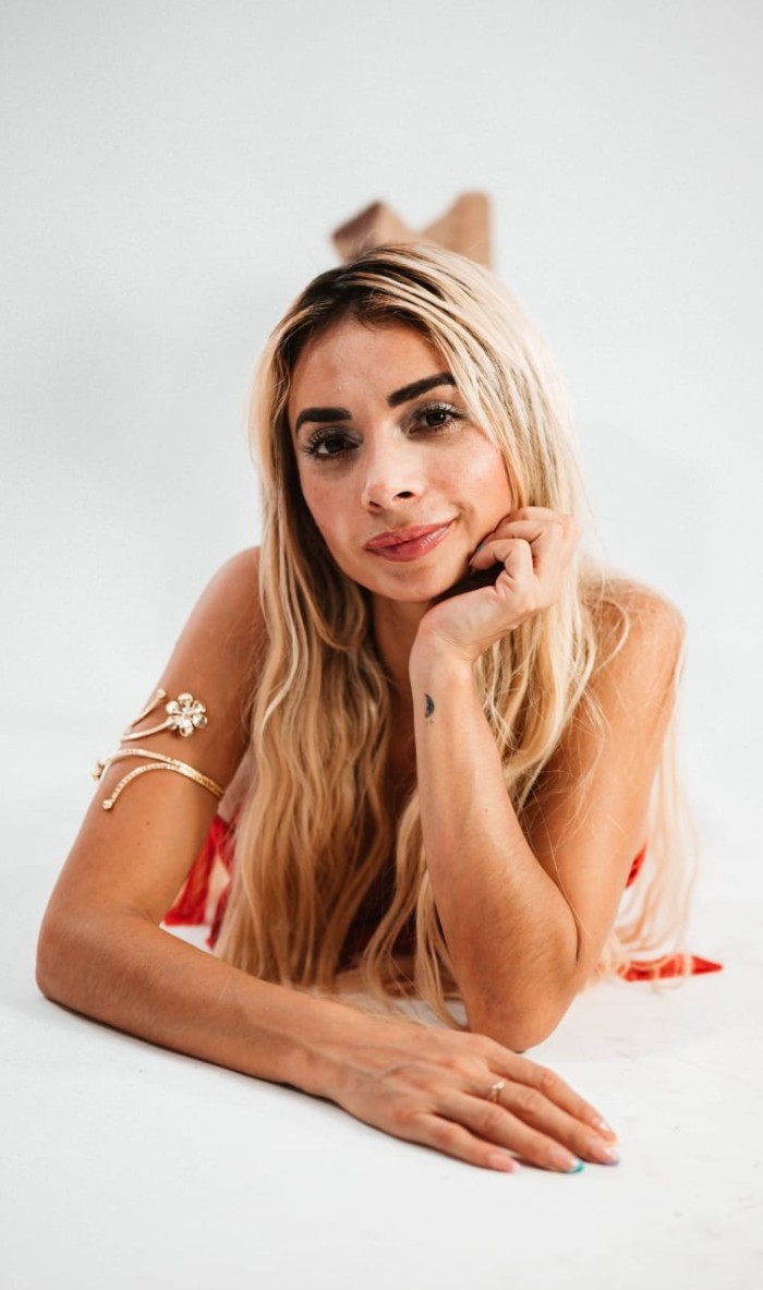Impresionante rubia de LUJO con ganas de SEXO