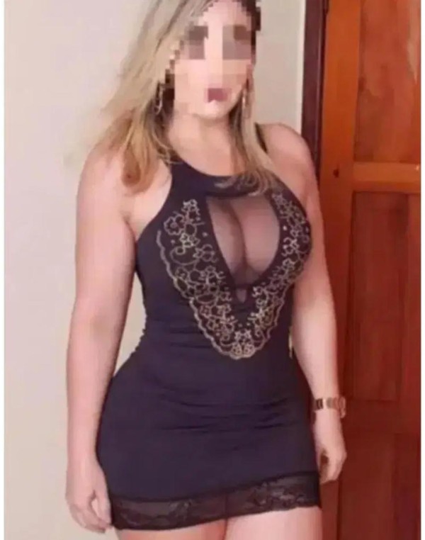 Rubia atractiva y juguetona